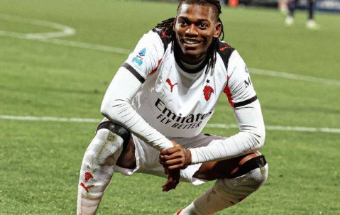 意甲领头羊易主！莱奥一剑封喉新援首秀，AC米兰1-0超越国米登顶