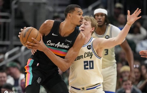 文班亚马23+15卡斯尔22+10+10 马刺擒雄鹿迎8连胜