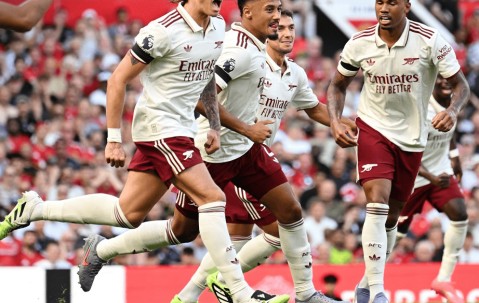 红魔门将送礼，枪手铁卫一剑封喉！阿森纳1-0曼联，拒绝百场失利