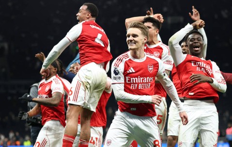 体坛联播｜阿森纳4比1热刺，赵心童赢下球员锦标赛冠军