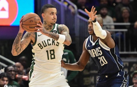 库兹马20分弗拉格19+10 雄鹿胜独行侠