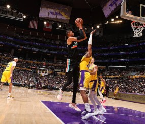 趁他病要他命！文班战残阵湖人半场狂砍37分 17投12中